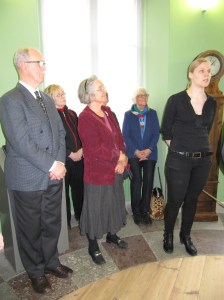 Kokousväki kuuntelee opasta